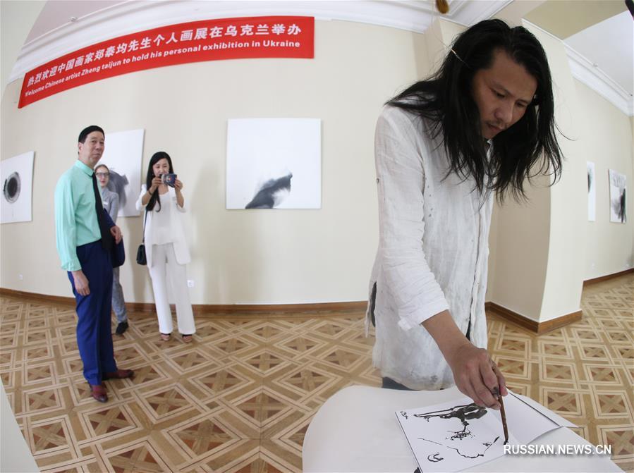В Киеве открылась выставка китайского художника Чжэн Тайцзюня