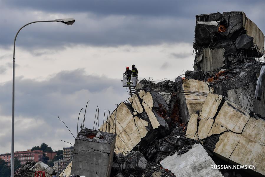 В результате обрушения моста в Италии погибли не менее 20 человек 