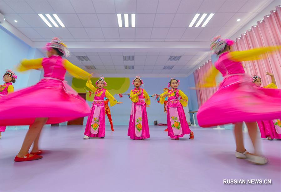 Дети приобщаются к традиционной музыкальной драме в провинции Хэбэй