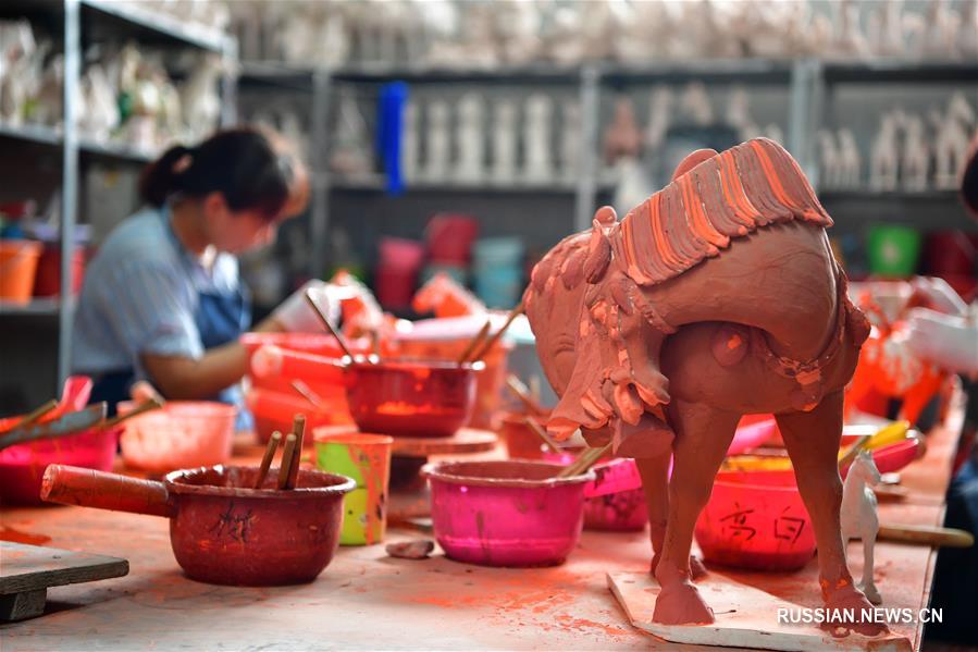 Танская трехцветная керамика в деревне Наньшишань провинции Хэнань