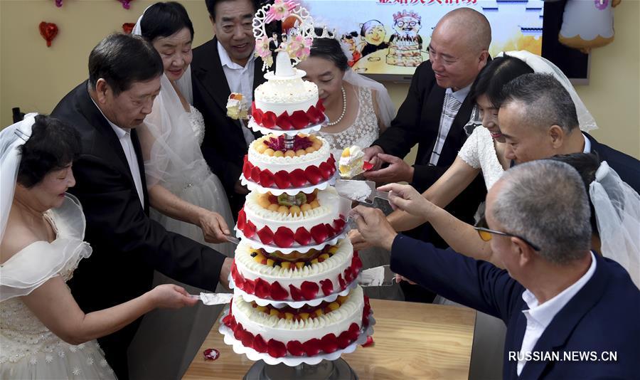 10 пожилых пар Пекина смогли заново пережить счастливые свадебные мгновения