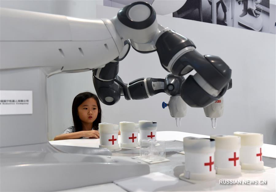 Дети на Всемирной конференции робототехники 2018 в Пекине 