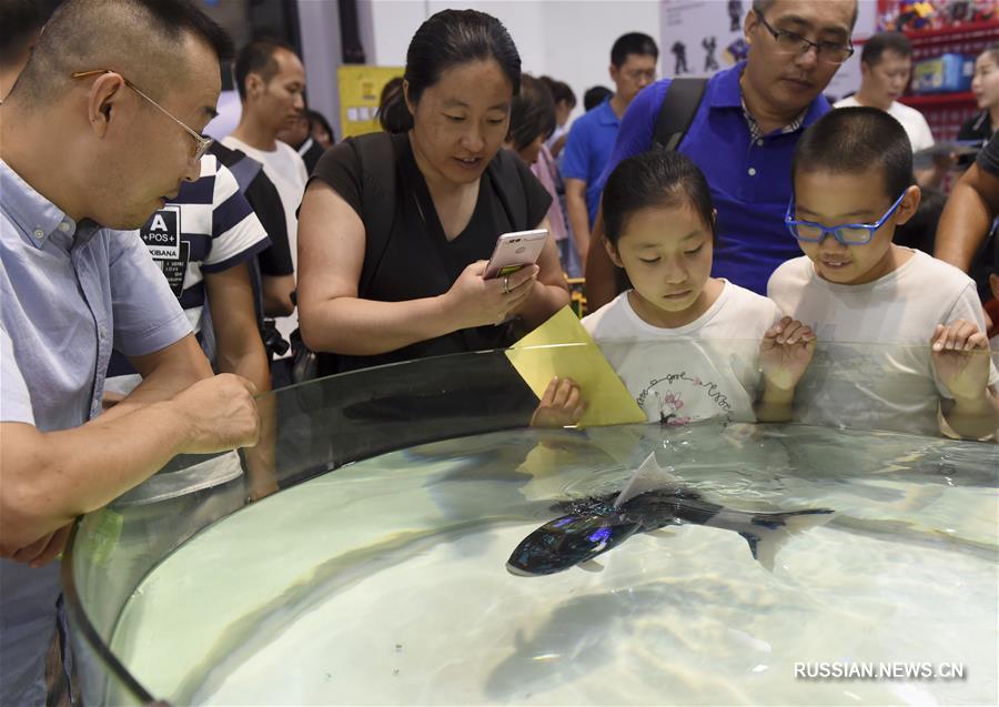 Дети на Всемирной конференции робототехники 2018 в Пекине 