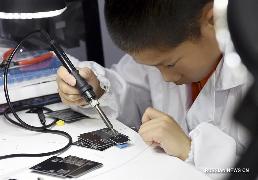 Дети на Всемирной конференции робототехники 2018 в Пекине 