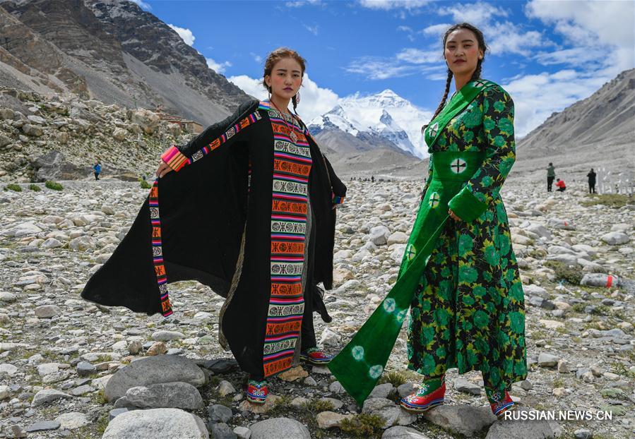 Показ традиционной тибетской одежды на высоте 5200 м над уровнем моря