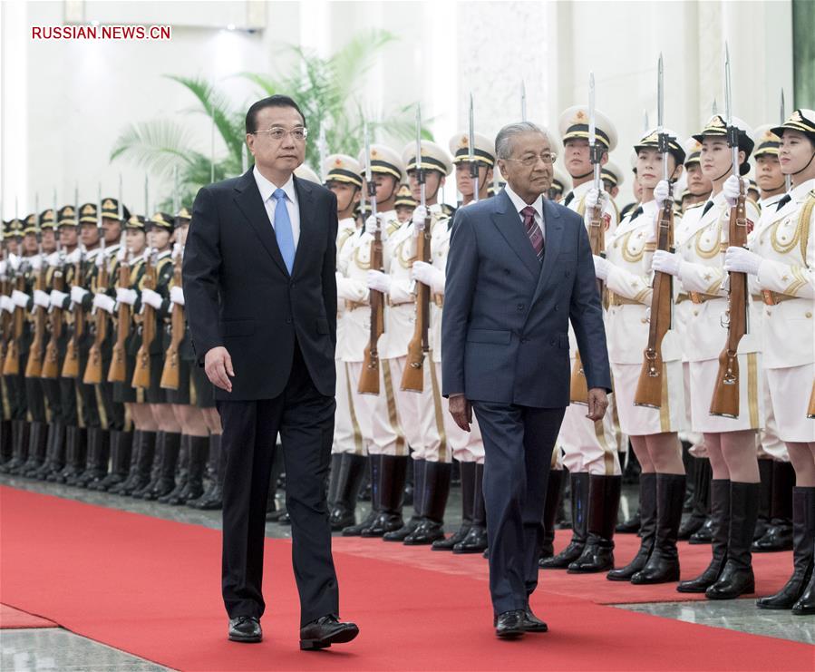 Ли Кэцян провел переговоры с премьер-министром Малайзии Махатхиром Мохамадом