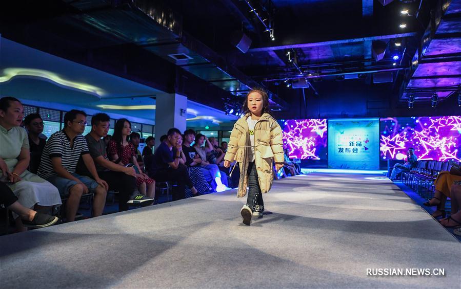 Презентация моделей Чжилийского дизайнерского центра детской одежды 2019 года