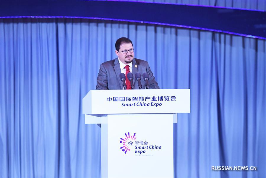 Саммит по вопросам индустрии больших данных и внедрения интеллектуальных технологий в Чунцине