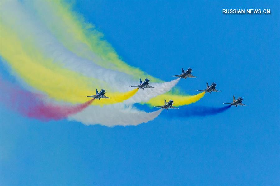 Китайская пилотажная группа "Ба И" выступила на российском Международном военно-техническом форуме "Армия-2018"