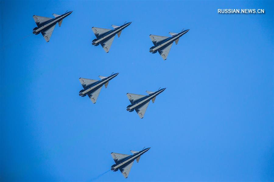 Китайская пилотажная группа "Ба И" выступила на российском Международном военно-техническом форуме "Армия-2018"