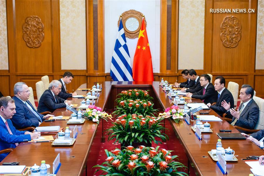 Ван И провел переговоры с главой МИД Греции Н.Котзиасом