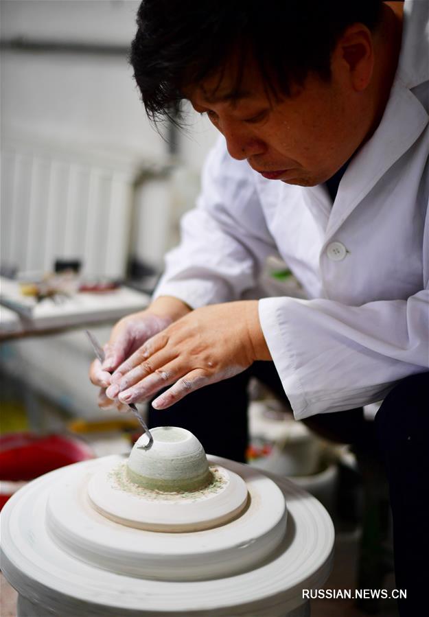 Изготовление разноцветной "плетеной" керамики в провинции Хэнань