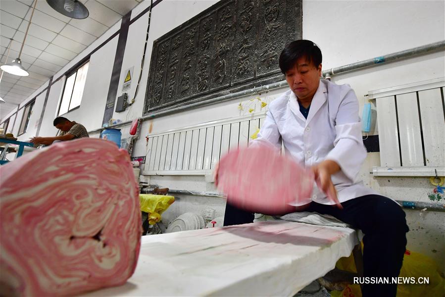 Изготовление разноцветной "плетеной" керамики в провинции Хэнань