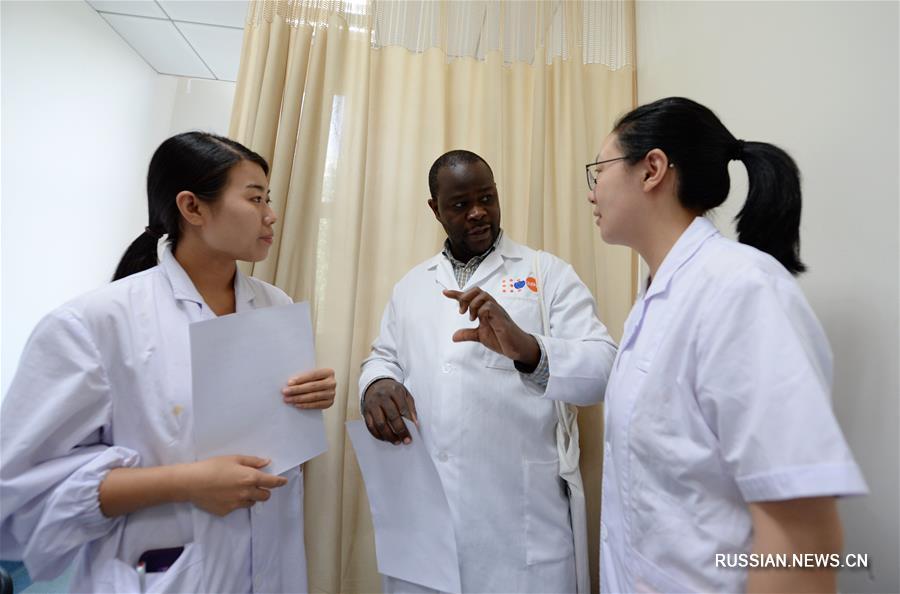 5 врачей из Малави проходят стажировку в 1-й больнице при Сианьском транспортном университете