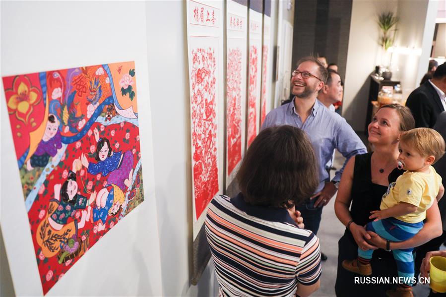 В Брюсселе проходит выставка произведений народного искусства провинции Хэбэй 