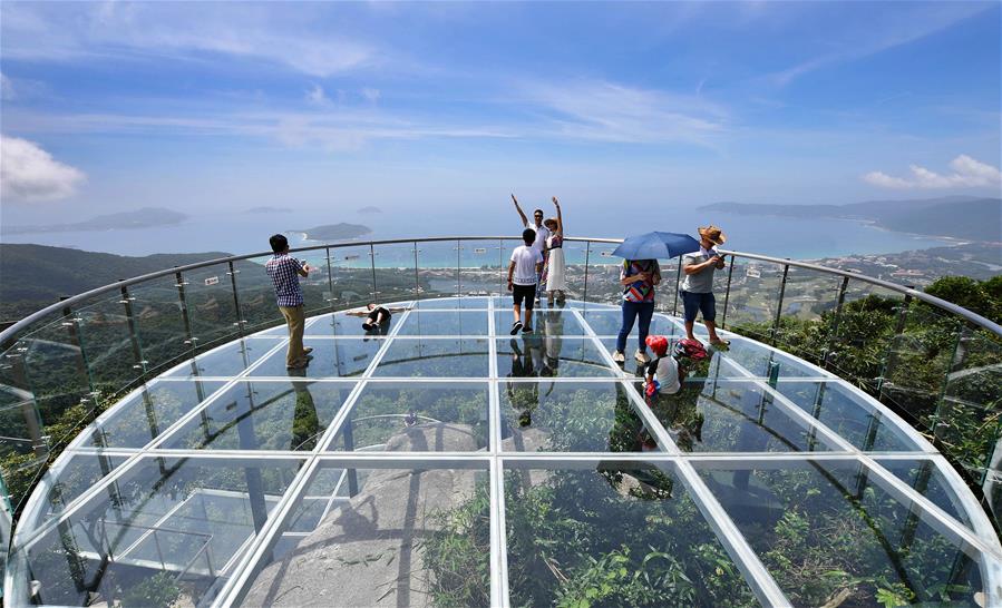 В городе Санья провинции Хайнань открылась стеклянная смотровая площадка с видом на море