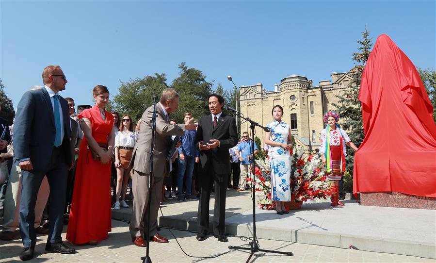 В Киеве открыли памятник Конфуцию