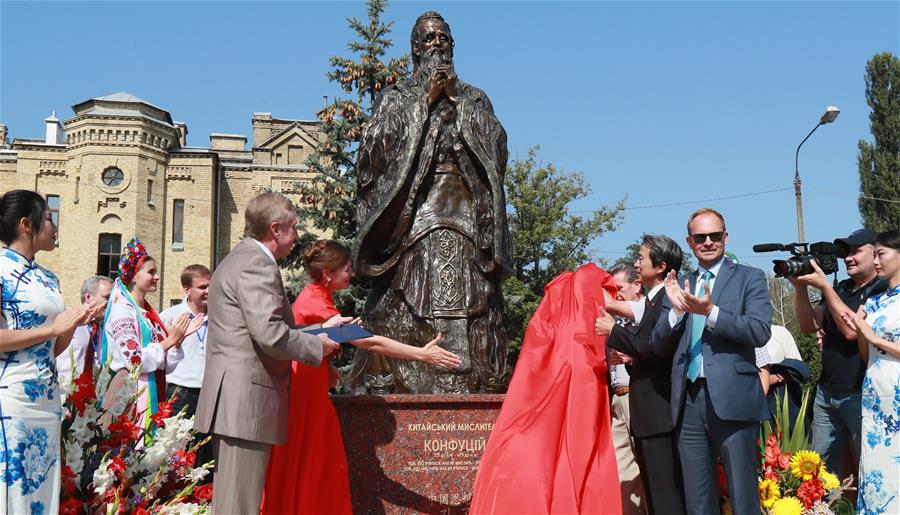В Киеве открыли памятник Конфуцию