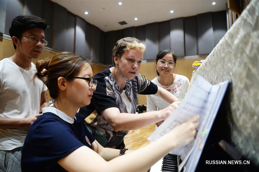 Российский хормейстер в Харбинском большом театре