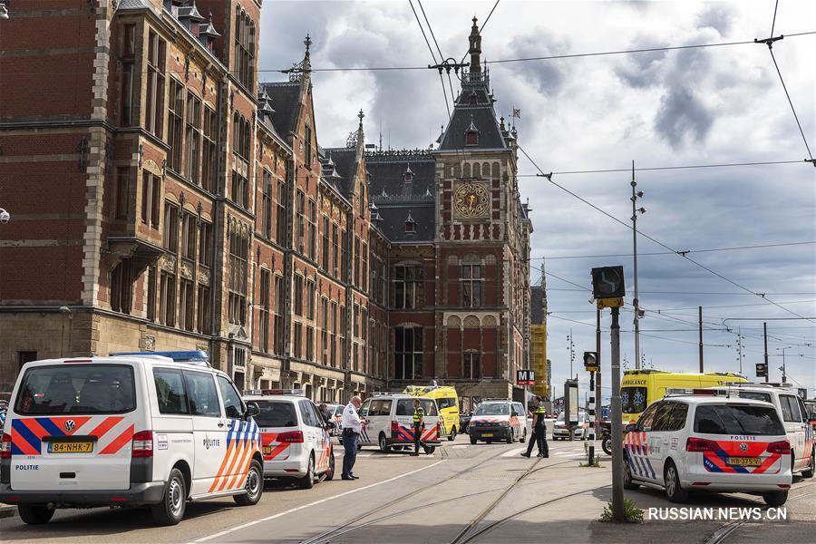 Два человека пострадали в результате нападения с ножом на Центральном вокзале Амстердама
