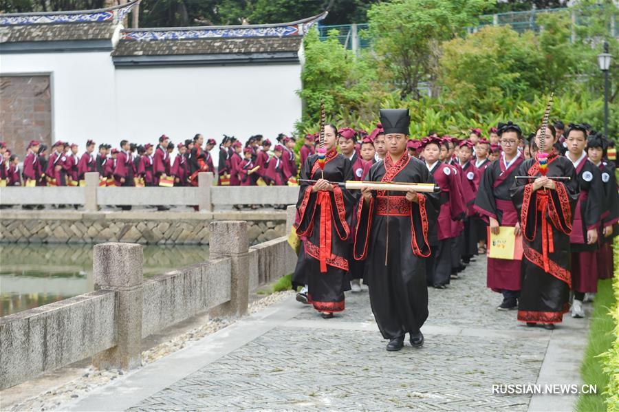 Торжественная церемония в знак почтения учителям в провинции Фуцзянь