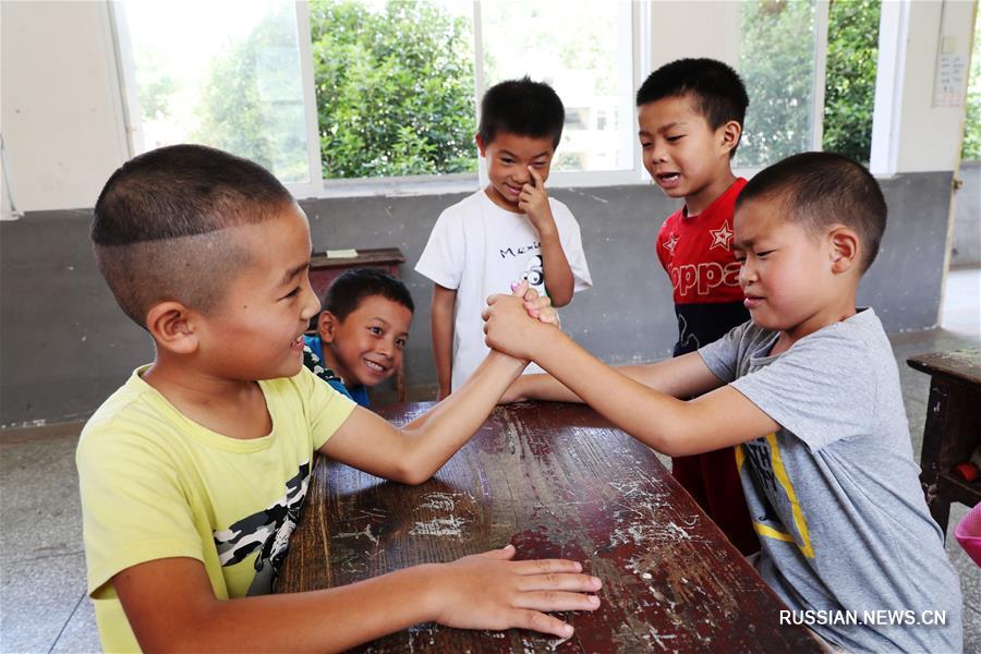 Начало занятий в одной из горных "микрошкол" на юго-западе Китая