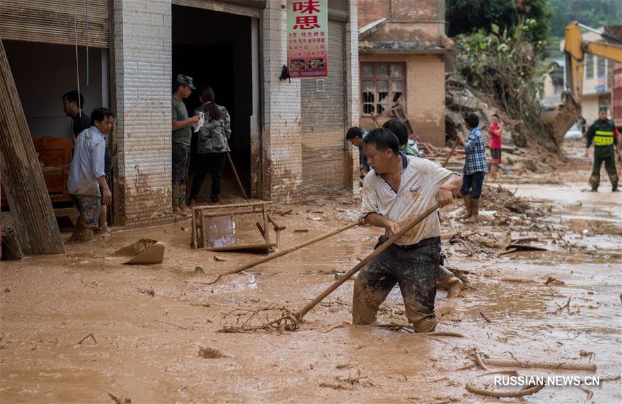 Интенсивно идет поисково-спасательная операция в пострадавшем от наводнения районе провинции Юньнань