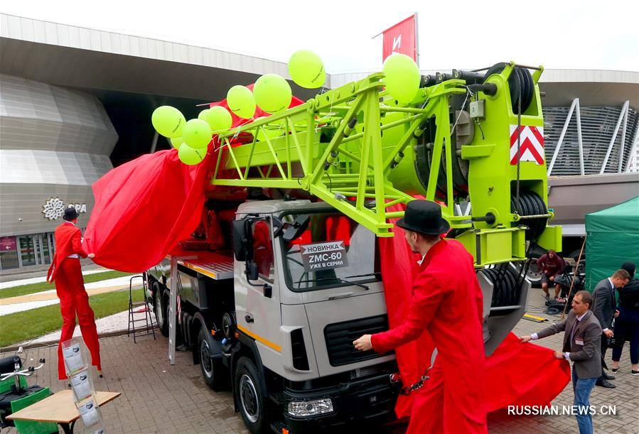 Презентация новой техники китайско-белорусского предприятия ООО "Зумлион-МАЗ" в Минске