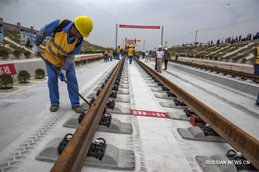 На строящейся ВСЖД Ухань -- Шиянь начали укладывать рельсы