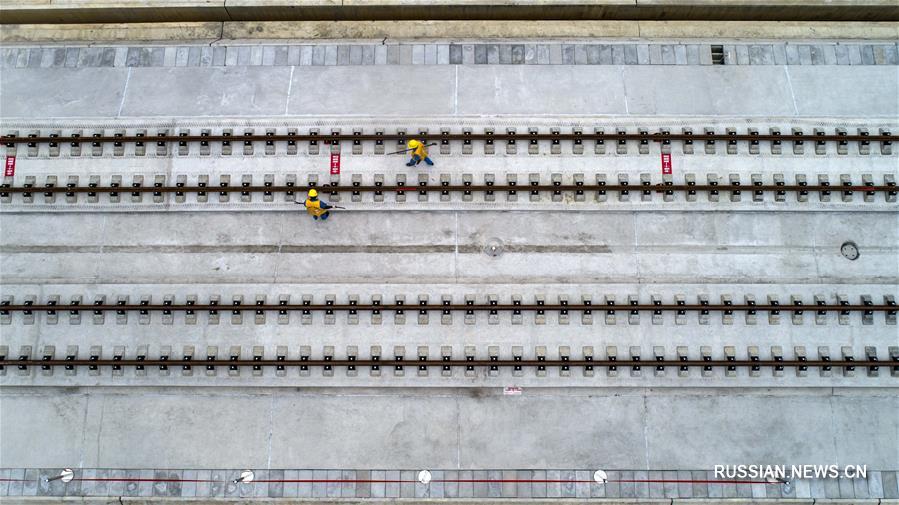 На строящейся ВСЖД Ухань -- Шиянь начали укладывать рельсы