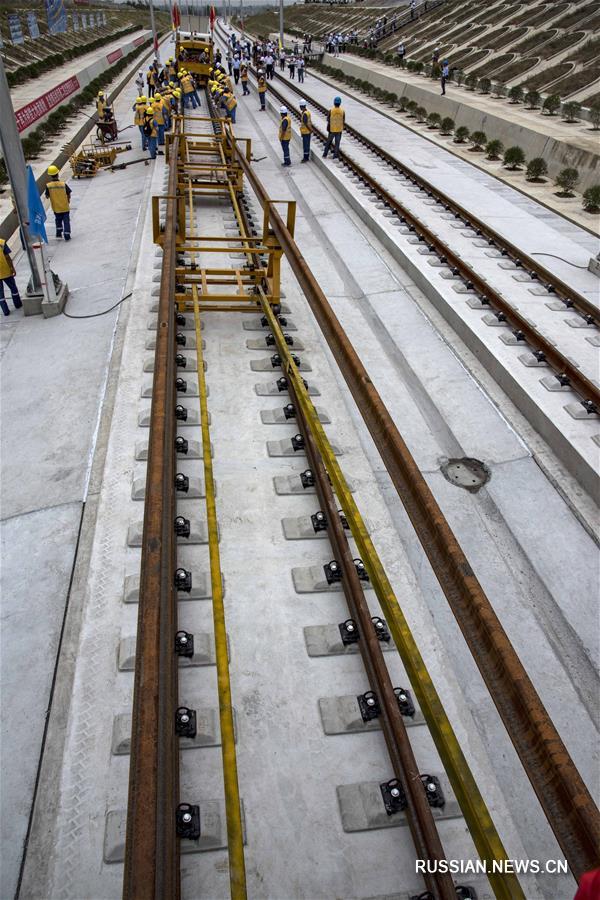 На строящейся ВСЖД Ухань -- Шиянь начали укладывать рельсы