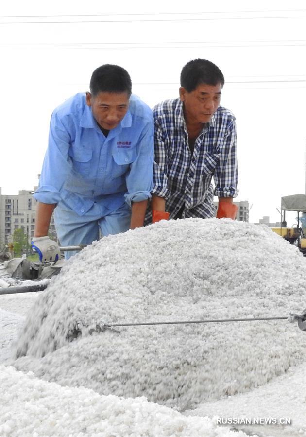 Рабочие на соляных полях провинции Цзянсу торопятся "собрать урожай" поваренной соли