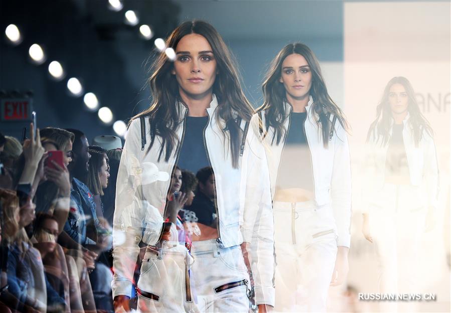 Нью-Йоркская неделя моды - показ коллекции бренда NANA JUDY