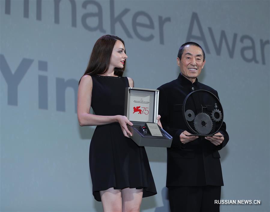 На Венецианском кинофестивале китайскому кинорежиссеру Чжан Имоу вручили почетную премию "Glory to the Filmmaker!"