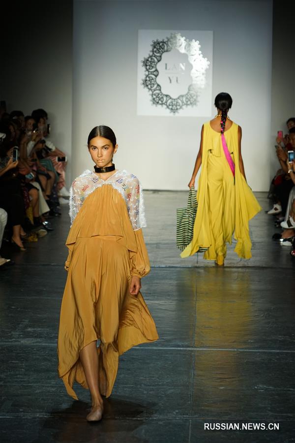 Китайский дизайнер Лань Юй представила новую коллекцию одежды на Нью-Йоркской неделе моды
