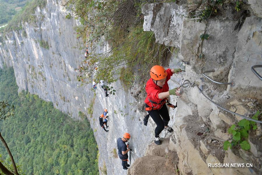 База скалолазного спорта в горах Цзигунлин провинции Хубэй