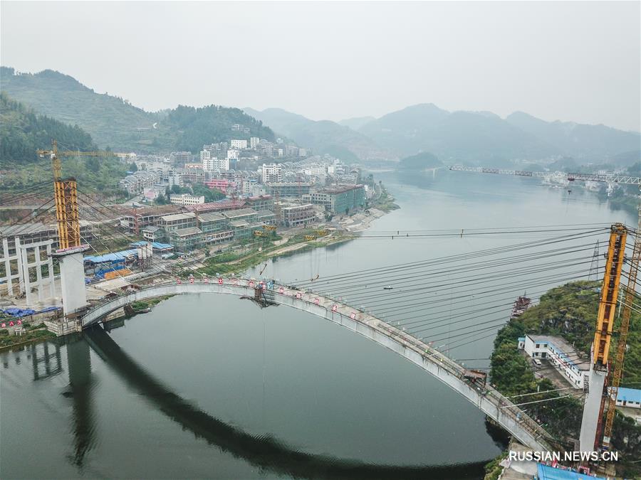 В провинции Гуйчжоу сомкнули мост Шато