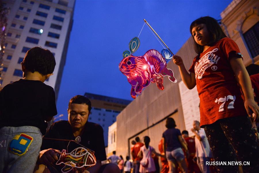 Этнические китайцы в Малайзии отмечают праздник Середины осени 