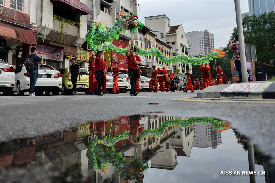Этнические китайцы в Малайзии отмечают праздник Середины осени 