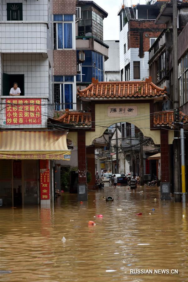 Из-за супертайфуна "Мангхут" затоплена часть улиц в городском уезде Янчунь провинции Гуандун