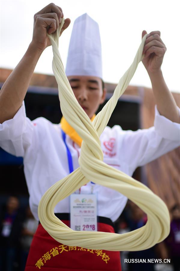 Приготовление лапши на кулинарных соревнованиях в провинции Цинхай