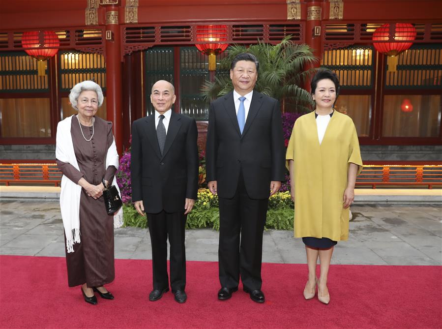Си Цзиньпин встретился с королем Камбоджи Нородомом Сиамони и королевой-матерью Нородом Монинеа Сианук