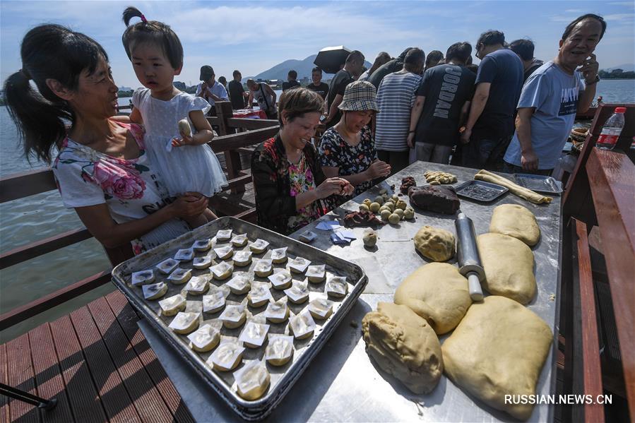 Фермеры из озерного края на востоке Китая празднуют сбор богатого урожая