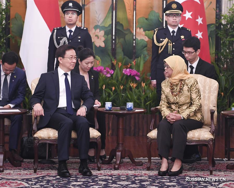 Хань Чжэн находился с визитом в Сингапуре и сопредседательствовал на заседаниях по двустороннему сотрудничеству 