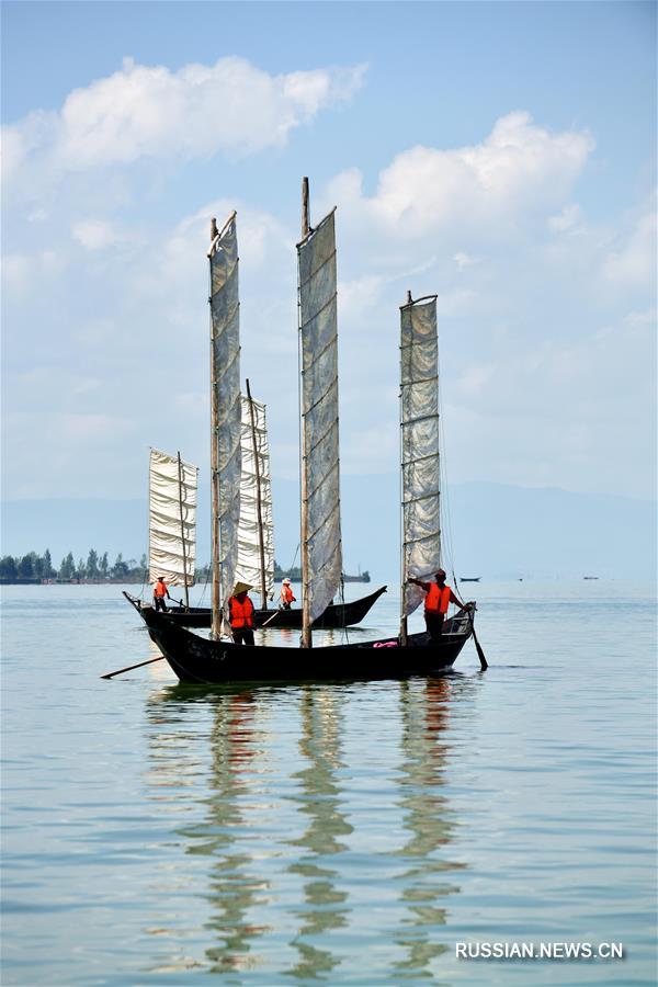 На озере Дяньчи в Куньмине открылся сезон рыбалки