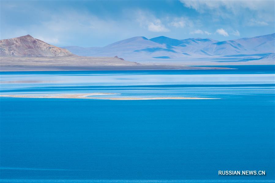 Ясный осенний день на берегах озера Джаринам-Цо в Тибетском АР