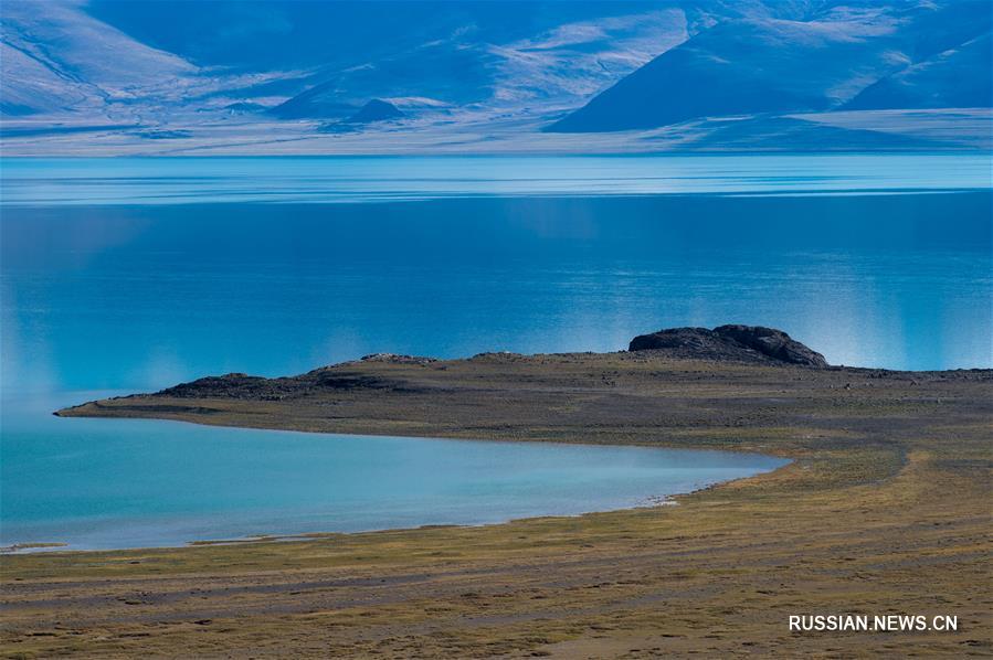 Ясный осенний день на берегах озера Джаринам-Цо в Тибетском АР