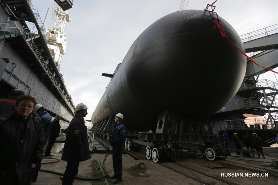 В Петербурге спустили на воду подводную лодку "Кронштадт"
