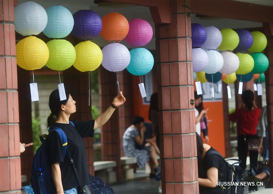 Посетителей Музея провинции Чжэцзян угостили лунными пряниками юэбин
