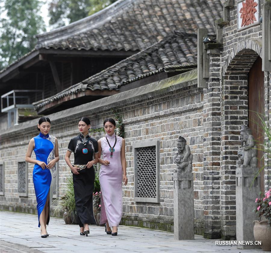 Яркие ципао в старинном городке в китайской провинции Сычуань